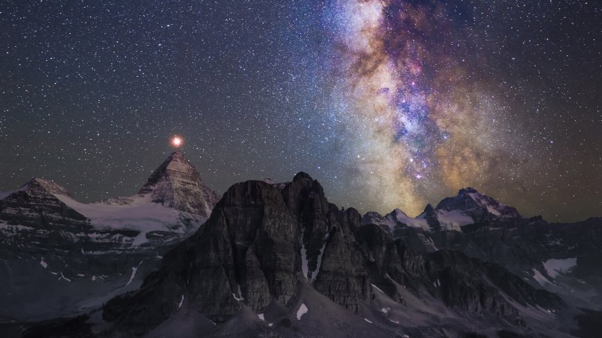 雪山之巅璀璨银河星空夜景壮丽风景电脑壁纸
