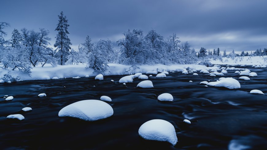 雪覆河石静流蓝调高清风景电脑壁纸