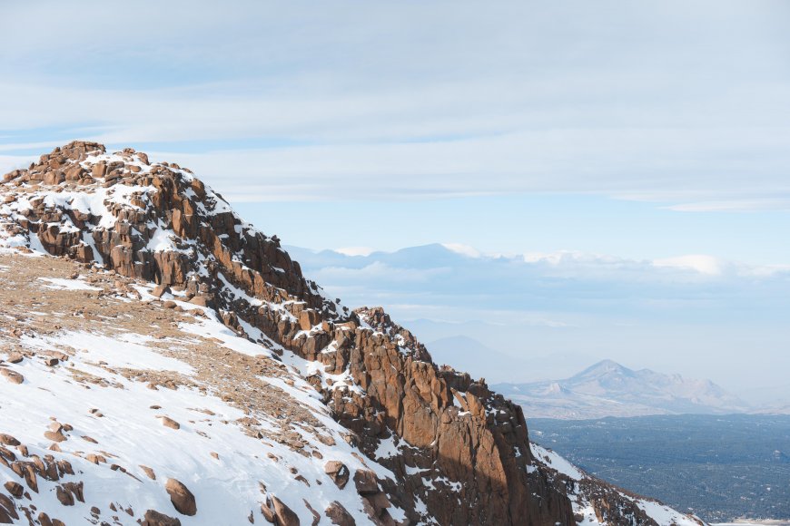 雪山岩脊覆雪远山层叠蓝白风景电脑壁纸
