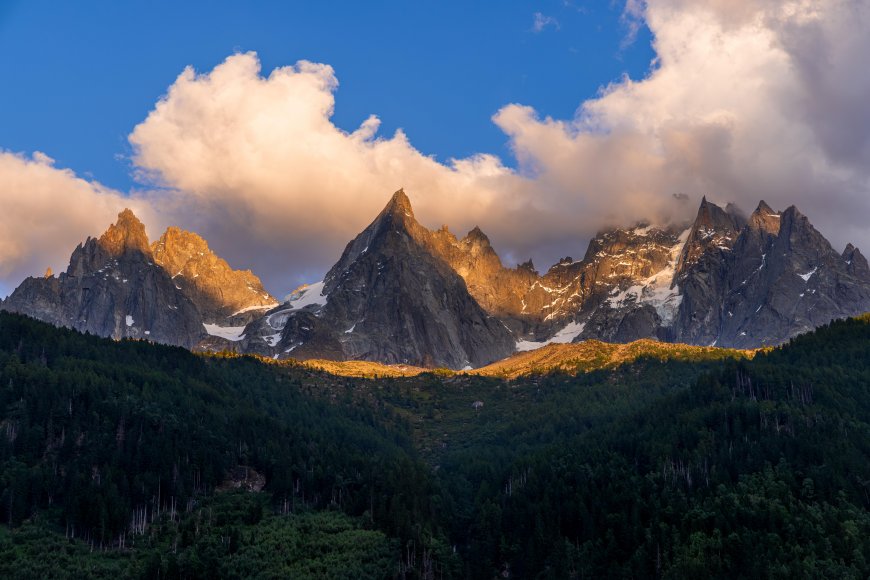 阿尔卑斯山峰日照金辉蓝白风景电脑壁纸