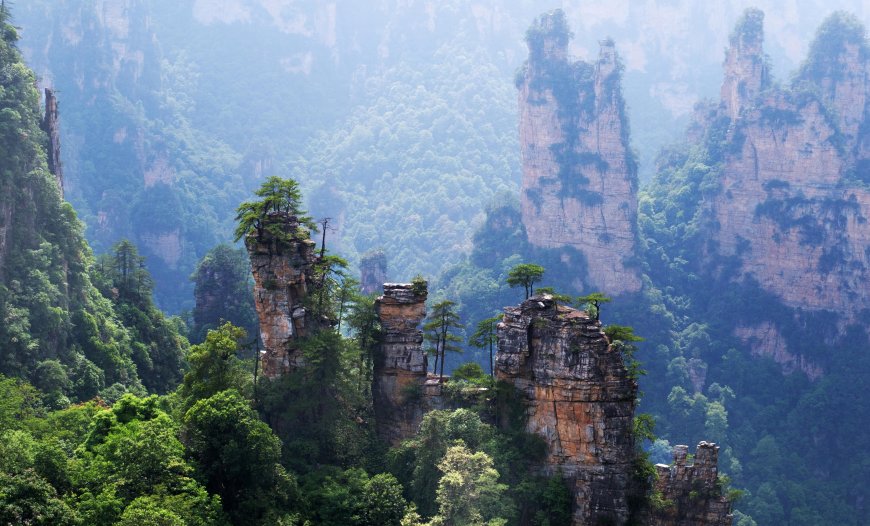 张家界石柱峰林翠绿雾霭风景电脑壁纸
