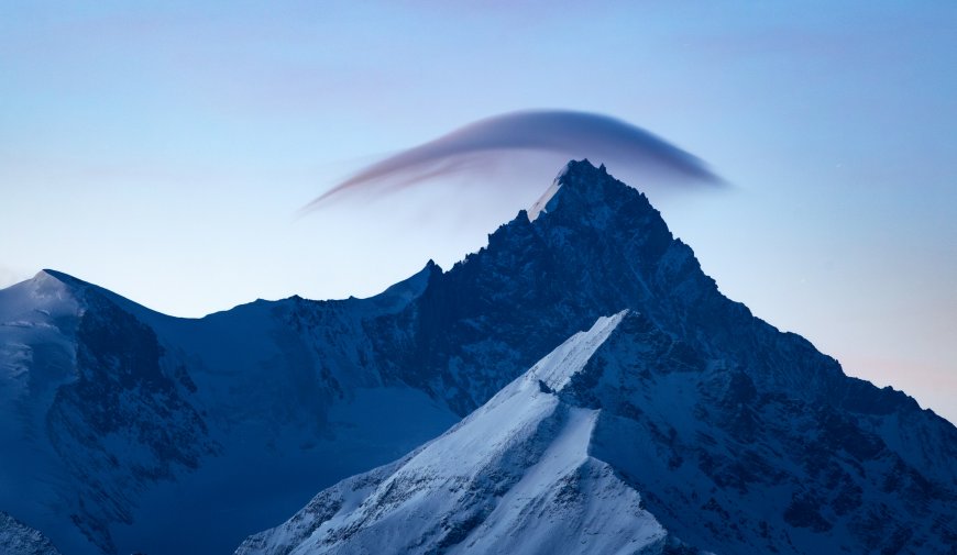 雪山峰顶荚状云蓝紫风景电脑壁纸