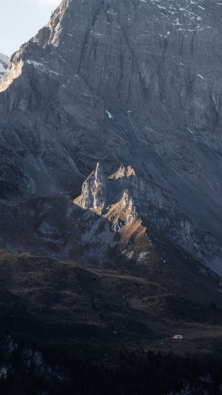 阿尔卑斯山峰光影交错灰褐风景手机壁纸
