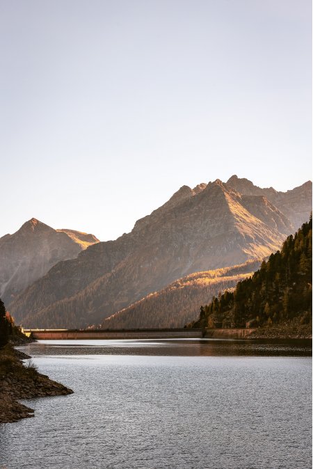 阿尔卑斯山湖坝倒影金褐风景手机壁纸