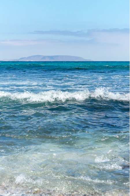 碧海白浪远山轮廓蓝绿风景手机壁纸