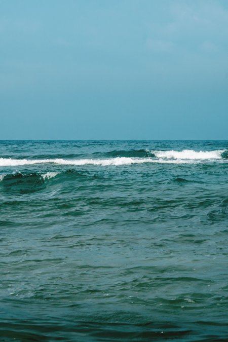碧海蓝天波浪轻涌蓝绿风景手机壁纸
