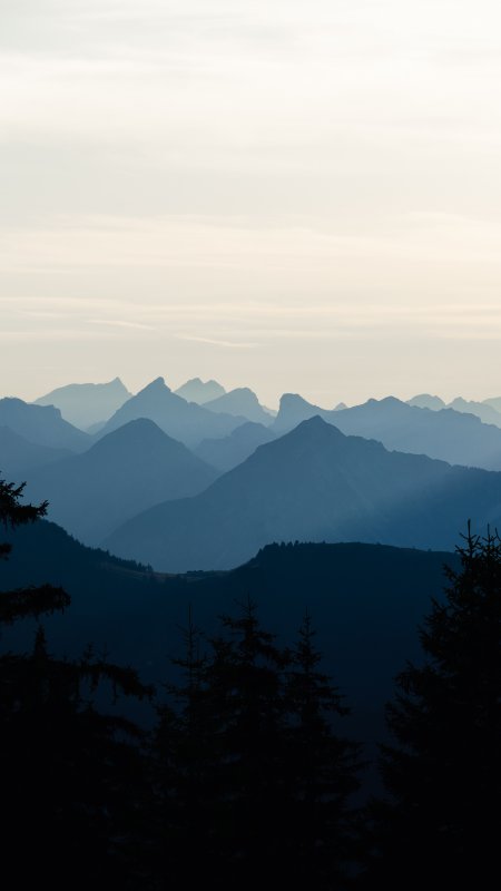 层叠山峦薄雾笼罩蓝灰风景手机壁纸