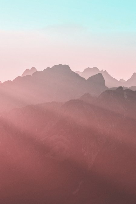 层叠山峦雾霭朦胧粉紫风景手机壁纸