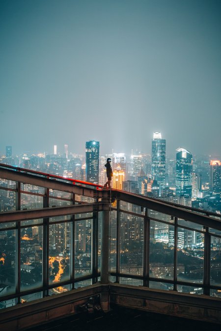 城市夜景高楼林立蓝灰调建筑手机壁纸
