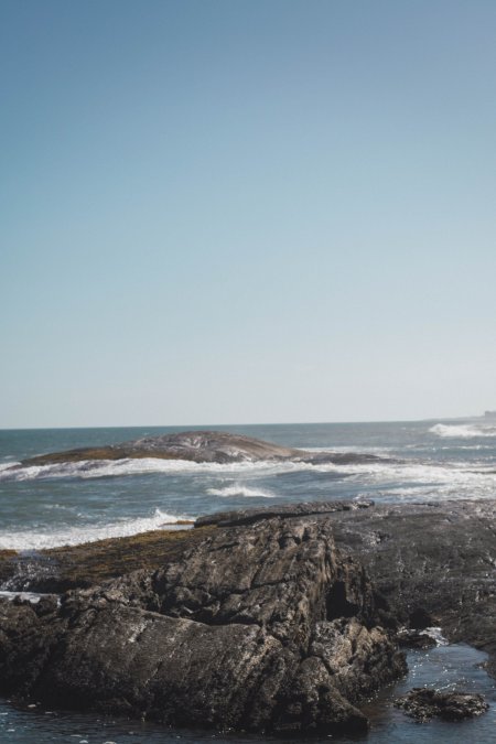 海岸礁石浪花拍打蓝白风景手机壁纸1