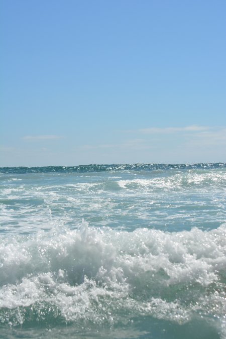 海浪翻涌白沫飞溅蓝白风景手机壁纸