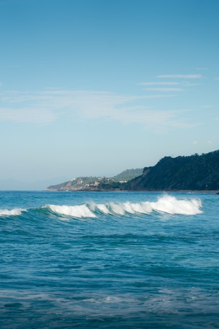 海浪翻涌碧蓝海岸线青绿山峦风景手机壁纸