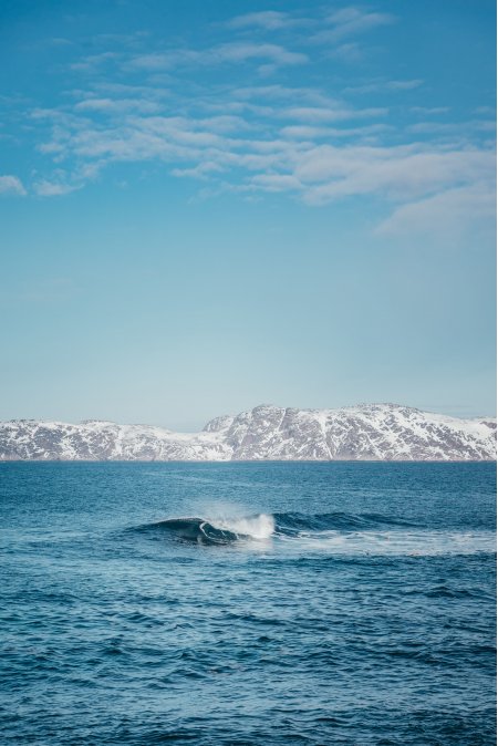 海浪翻涌雪山远眺蓝白风景手机壁纸