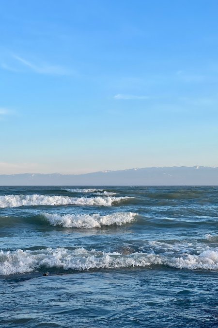 海浪翻涌远山如黛蓝白风景手机壁纸