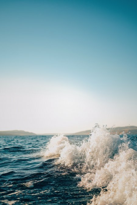 海浪飞溅阳光洒落蓝白风景手机壁纸