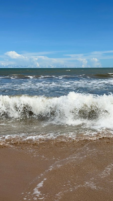 海浪拍岸白沙蓝天蓝白风景手机壁纸