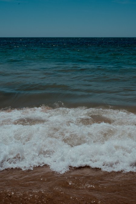 海浪拍岸白沙细浪蓝绿风景手机壁纸