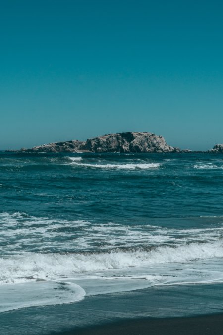 海浪拍岸礁石矗立蓝绿风景手机壁纸