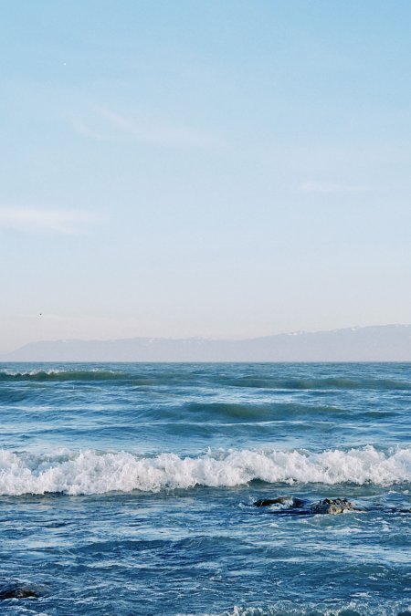 海浪拍岸远山淡影蓝白风景手机壁纸
