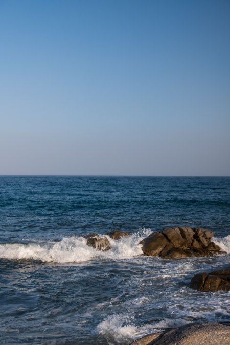 海浪拍打礁石蓝白风景手机壁纸精选