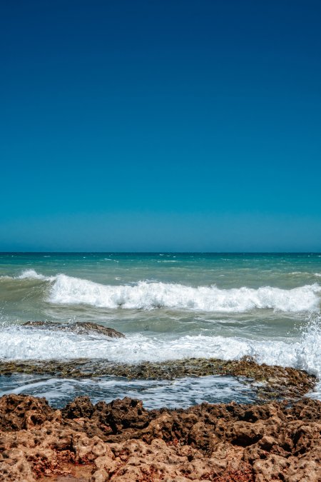海浪拍打礁石蓝白风景手机壁纸精选3