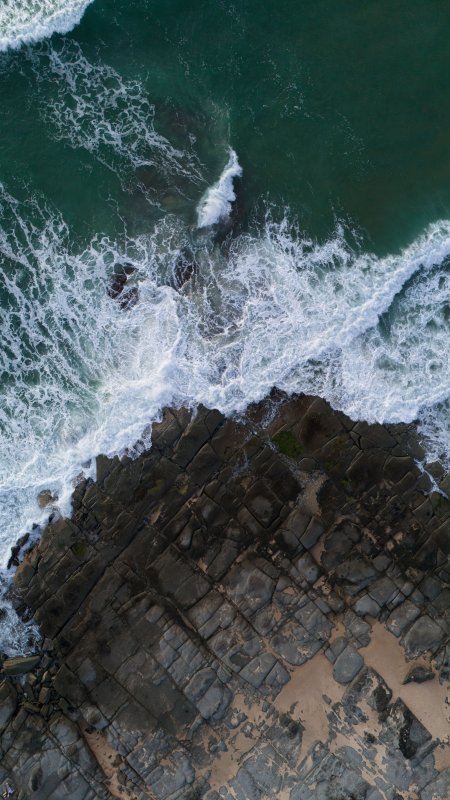 海浪拍打礁石青绿白沫自然风景手机壁纸