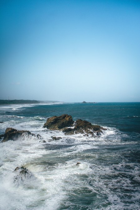 海浪拍礁石蔚蓝海岸风景手机壁纸