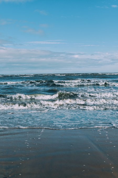 海浪轻涌沙滩湿润蓝白风景手机壁纸