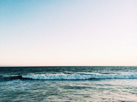 海浪轻涌天际渐变蓝白风景电脑壁纸