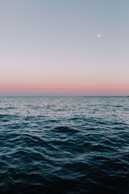 海面波光月升天际粉紫渐变风景手机壁纸