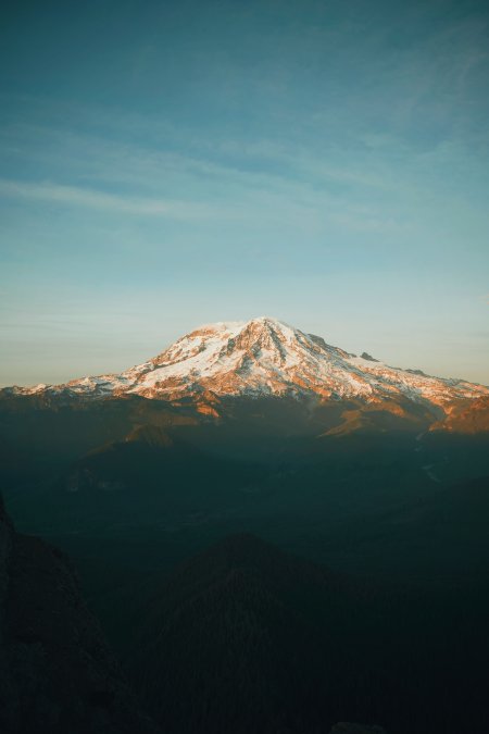 雷尼尔山雪顶金光蓝绿风景手机壁纸