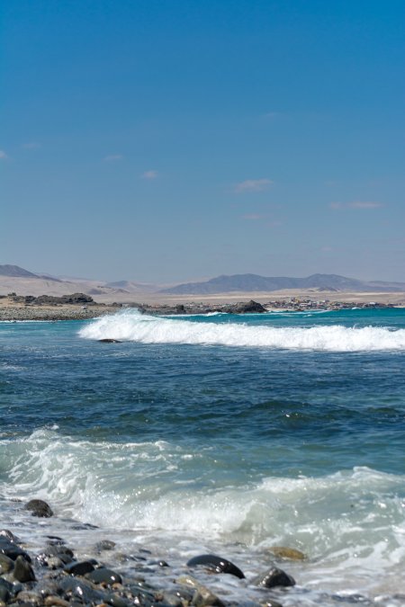 青海湖畔浪花拍岸蓝白风景手机壁纸