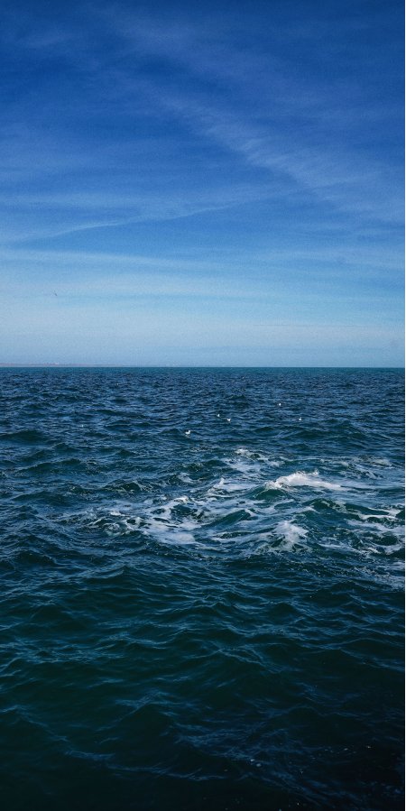 深蓝海面波涛起伏白浪点缀蔚蓝风景手机壁纸