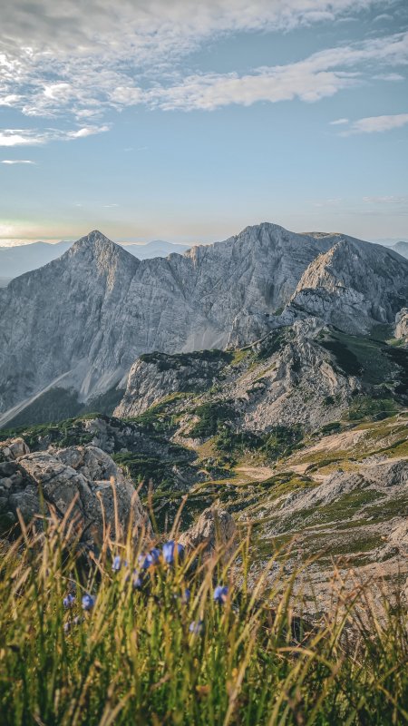 巍峨山峰层峦叠嶂蓝白风景手机壁纸