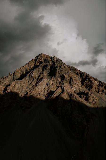 巍峨山峰光影交错暗褐风景手机壁纸
