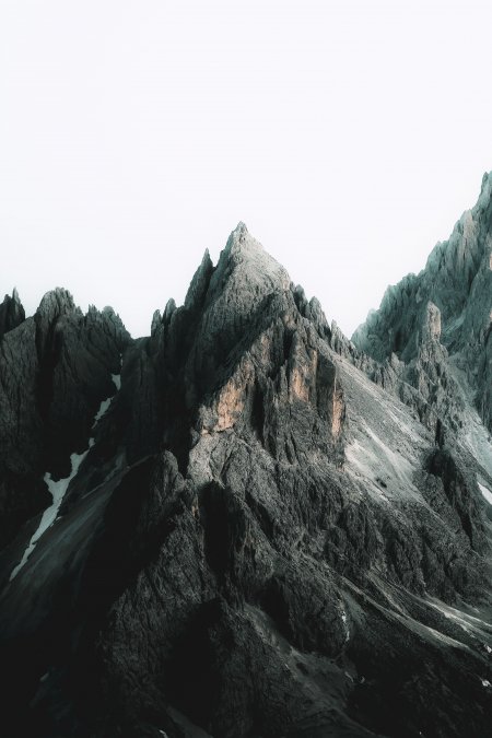 巍峨山峰峻峭岩壁灰绿风景手机壁纸