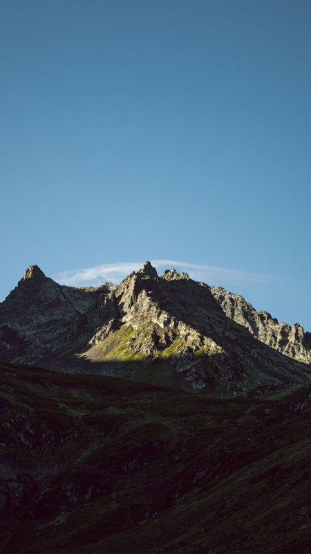 巍峨山峰日照岩壁蓝空风景手机壁纸