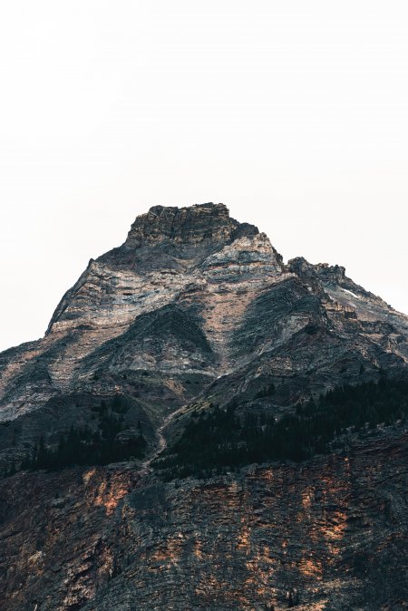 巍峨山峰岩层分明暖金自然风景手机壁纸