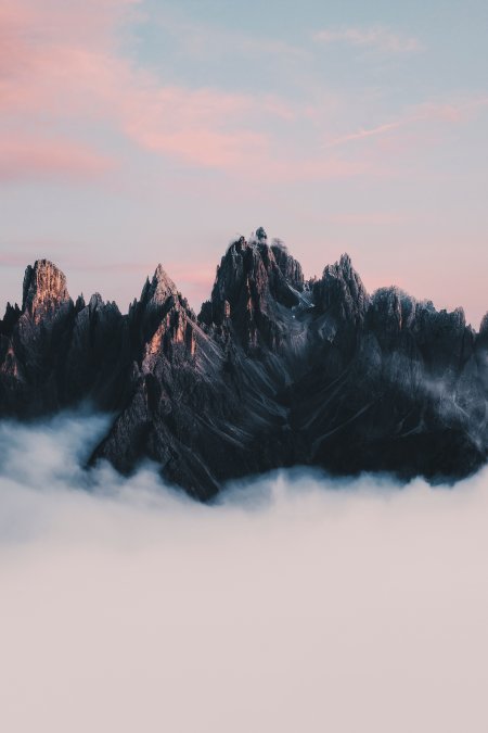 巍峨山峰云海缭绕粉紫风景手机壁纸