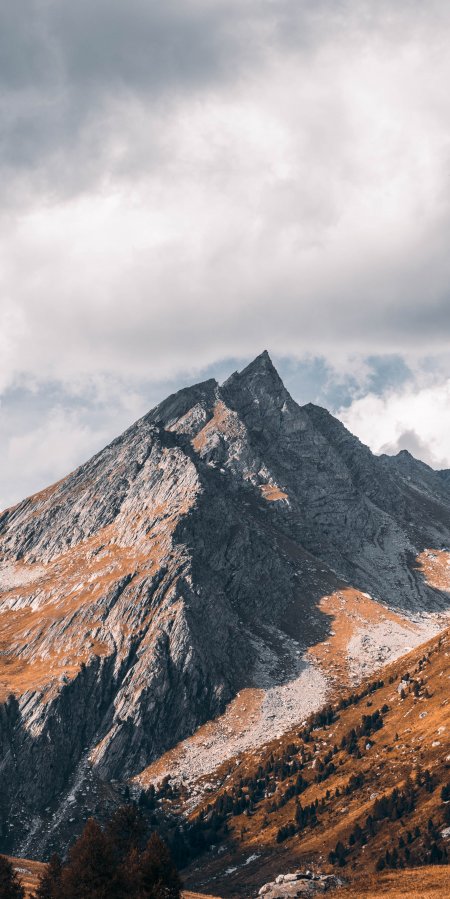 巍峨山峰云海缭绕灰金风景手机壁纸