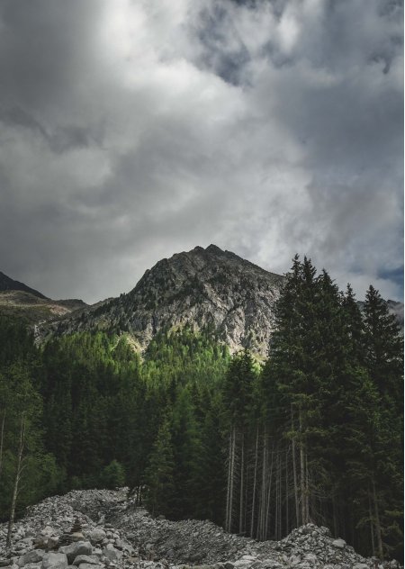 巍峨山峰云雾缭绕灰绿自然风景手机壁纸