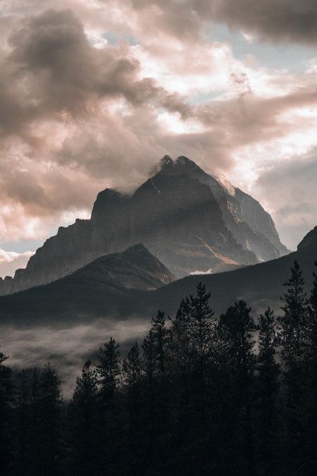 巍峨山峰云雾缭绕暖棕风景手机壁纸