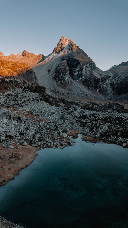 巍峨雪山倒影湖蓝灰风景手机壁纸
