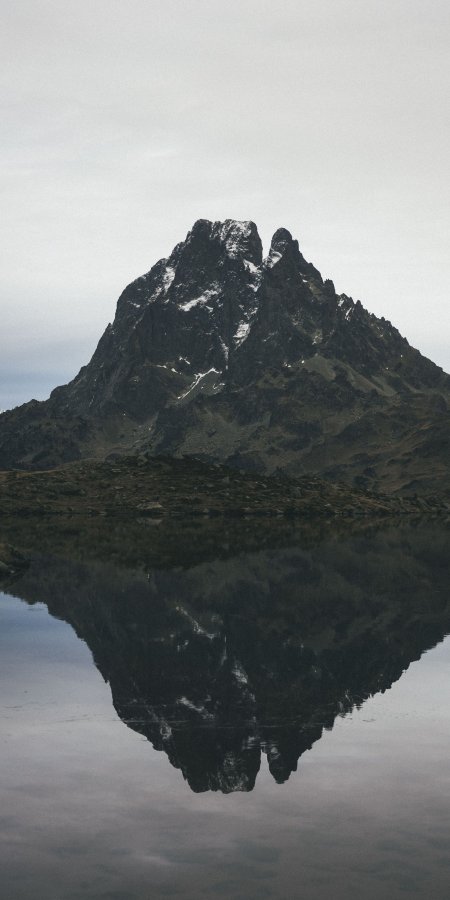 巍峨雪山倒影湖面灰蓝风景手机壁纸