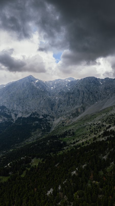 巍峨雪山峻岭灰云压顶暗绿风景手机壁纸