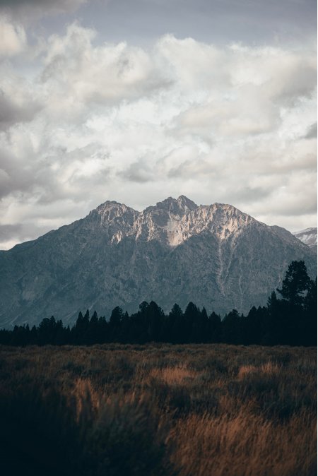 巍峨雪山云海缭绕灰蓝风景手机壁纸