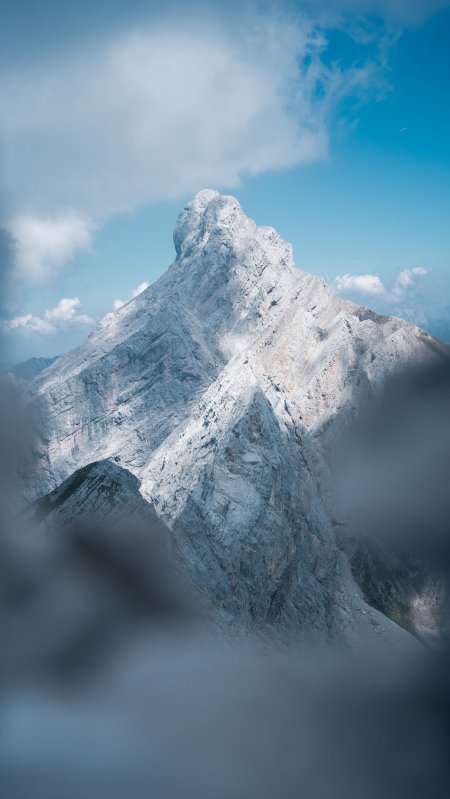 巍峨雪山云雾缭绕蓝白风景手机壁纸