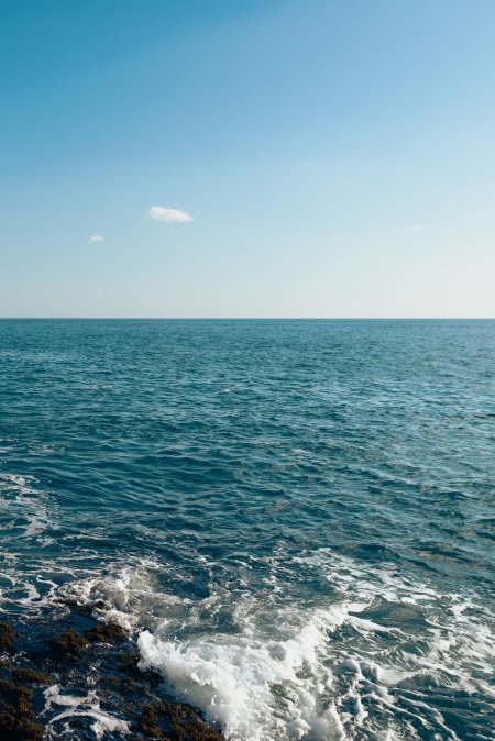 蔚蓝大海白浪拍岸清澈风景手机壁纸