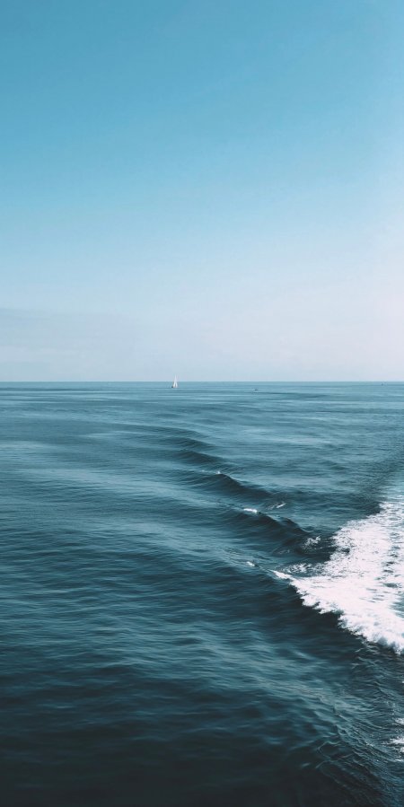 蔚蓝海面帆船远航青蓝风景手机壁纸