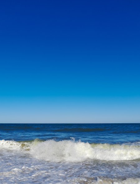 蔚蓝天空海浪拍岸蓝白风景手机壁纸